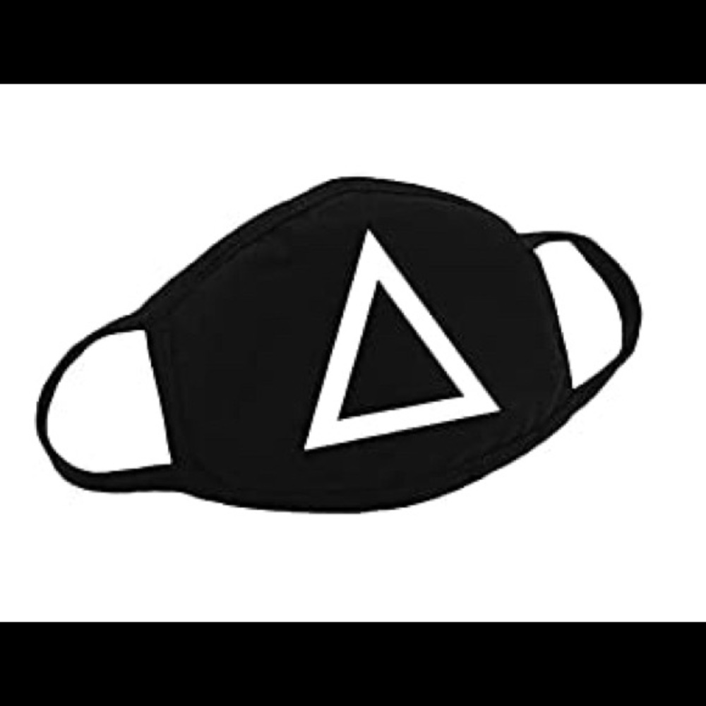 🆕BLACK/WHITE TRIANGLE MASK